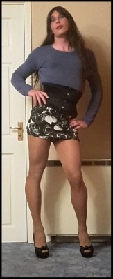britishsissyexposer: Sissy Slut Mikela showing off her kinky side and those fantastic legs, still a loser, but very much a stunner. Don’t gamble next time slut!