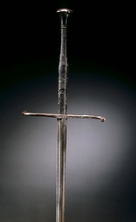 art-of-swords:  EstocDated: early 1500Culture: GermanMedium: steel, wood and leatherMeasurements: overall length 156.60 cm (61 5/8 inches); weight 1.60 kg; blade length 125.30 cm (49 5/16 inches); quillions length 26.20 cm (10 5/16 inches); grip  length