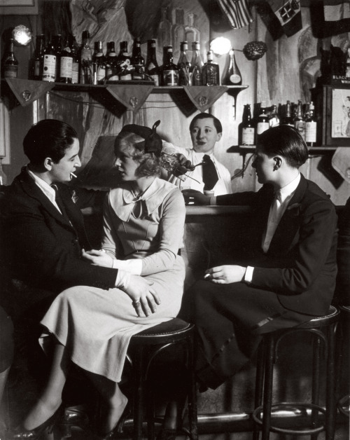 killerbeesting:Brassaï , Im Lesben-Club Le Monocle- die Chefin, 1932
