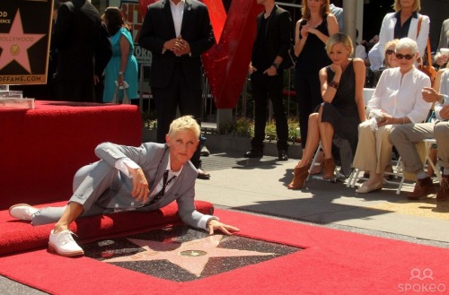 coelasquid:hippostin:the way Portia is looking at Ellen kills meThis was right in front of the train