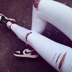 daretobefashionable:  White Pants 