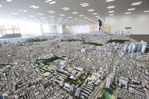 captcreate:  carudamon119:森ビルの都市模型で鳥の視点になる - デイリーポータルZ  !!!!