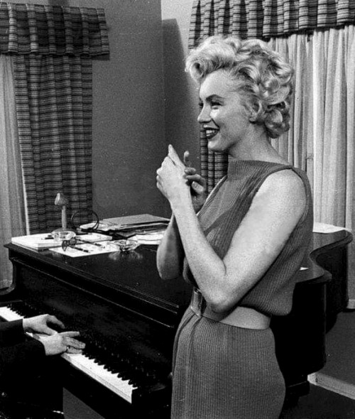 infinitemarilynmonroe:Marilyn Monroe photographed by John Florea, 1954.
