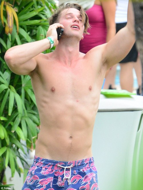 jae17bottom:  tgrade5:  Patrick Schwarzenegger.  Patrick Schwarzenegger is a hottie 