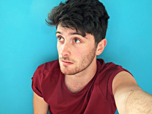 jaecolober:  Blue and Red selfie. Love me some colour. 