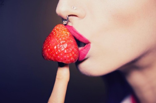 #strawbz @dzcs4u #strawberry #rubywoo #mac #maccosmetics #yum #fruit #redlip #berry #foodporn #mua #
