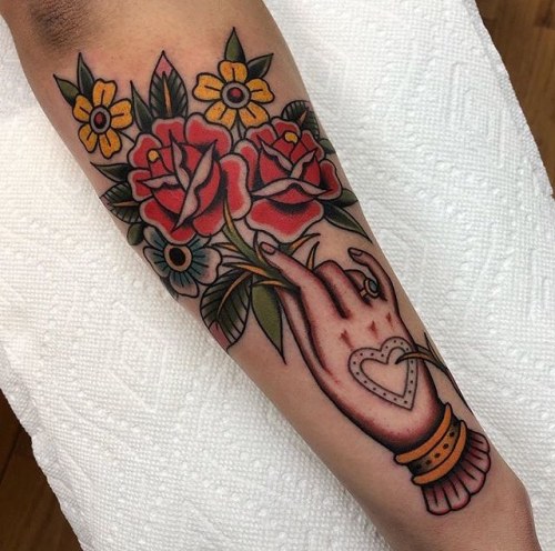 36 Hand holding flowers tattoo ιδέες  τατουάζ ιδέες τατουάζ τατουάζ με  αστέρια