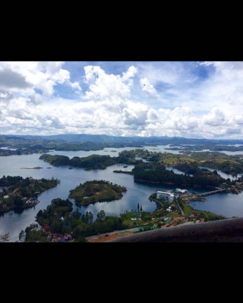 #guatape #pueblo #Colombia #elpenol #elpeñol #bigassrock almost to part 1 of the top there is a lower top and then a tippy tippy top top 😆  #Colombia #SouthAmerica #🇨🇴 #lost #lostnachos #lostnachos2017