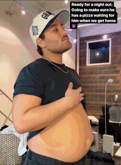 thic-as-thieves:Favorite part about going out to drink is the pizza I pig out on