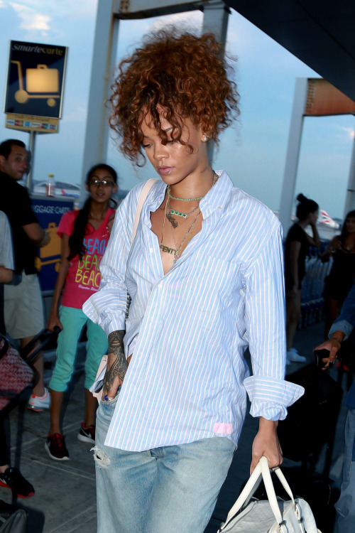 smokingsomethingwithrihanna: Leaving NYC (Jul. 21)