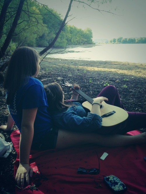 Eu, você, uma tarde de sol na beira da praia cantando musicas sem sentido , vendo o sol se por