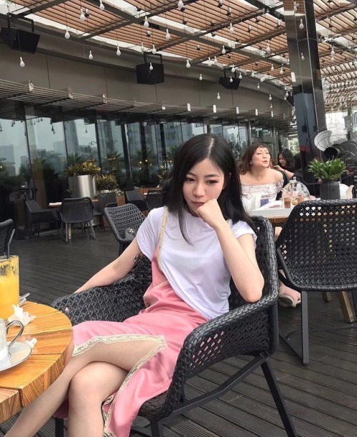今晚几个人啊？ 4个人。 讨厌，人家想一下啦