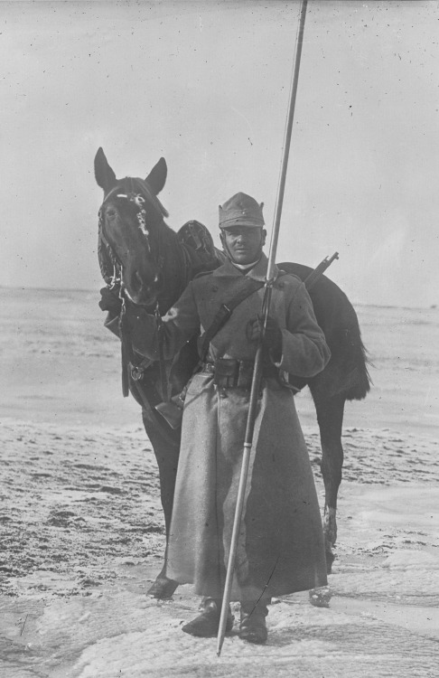 A Romanian cavalryman, 1916 (source)