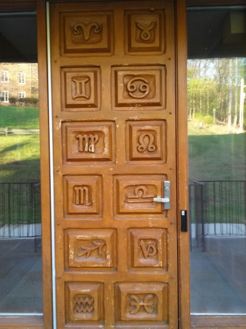 megidoughs:random-dotz:Found this really pretty door on a building in the woodsALTERNIA PORTAL