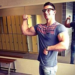 bbstreetclothes:  Muscle Geek Chic! 