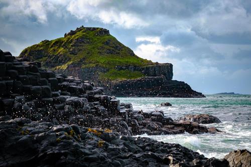 oneshotolive:  Giant’s Causeway, Northern Ireland [OC] [2486x1658] 📷: ropra7645 