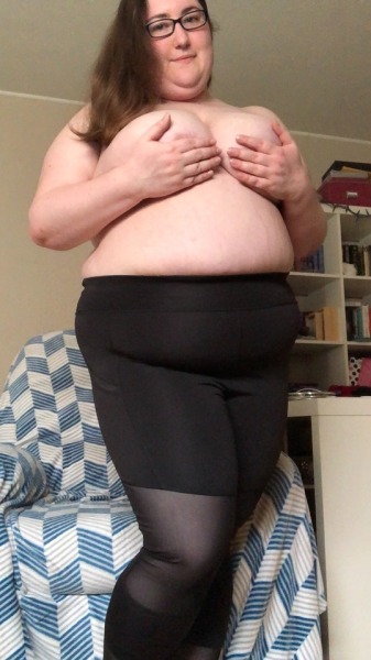 thegoodhausfrau:Black is slimming  No need for slimming, just perfect 