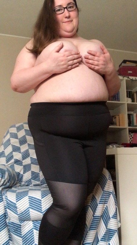 Porn photo thegoodhausfrau:Black is slimming  No need