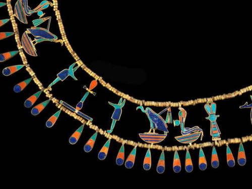 Necklace of Princess Khnumit, detailThe beautiful necklace of Princess Khnumit was found on her mumm