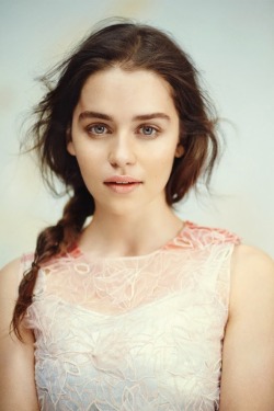 theindifference:  fraspi:  Emilia Clarke  ! 