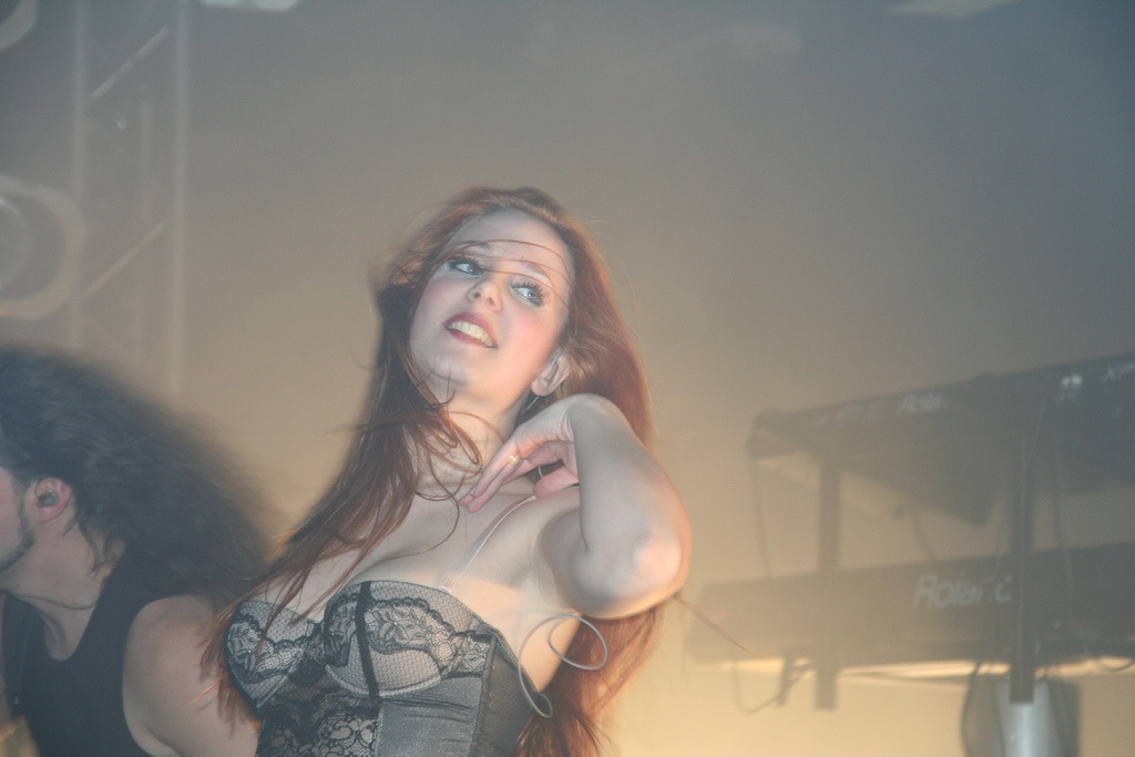 serpentsaints: Simone Simons (2007)