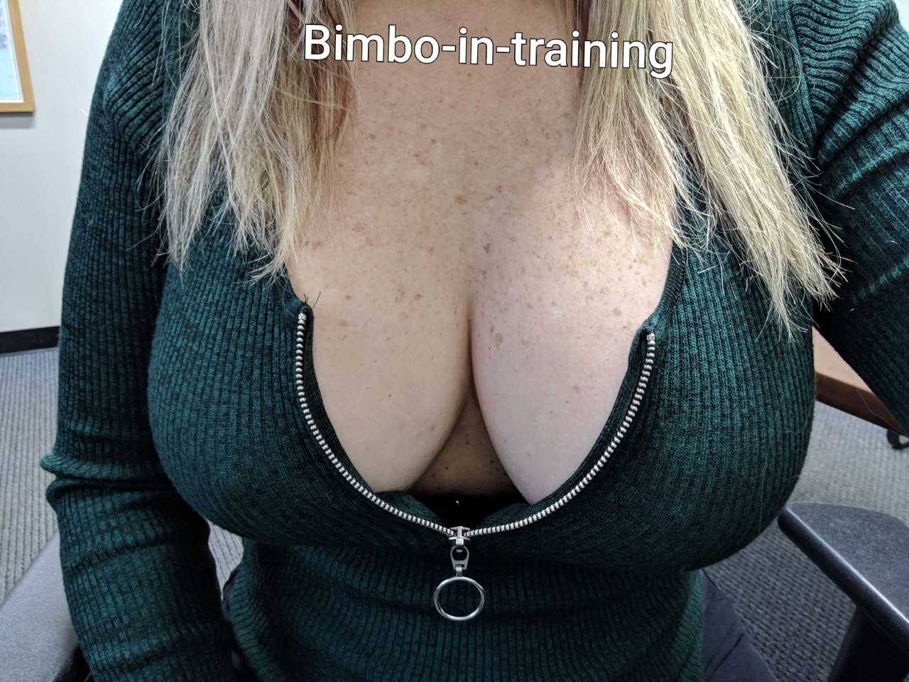 bimbo-in-training:  Daddy said green with the zipper!! :) 🐇