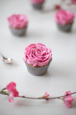 foodffs:  Rose to the Occasion: How to Pipe Buttercream Flowers Really nice recipes. Every hour. Show me what you cooked! 