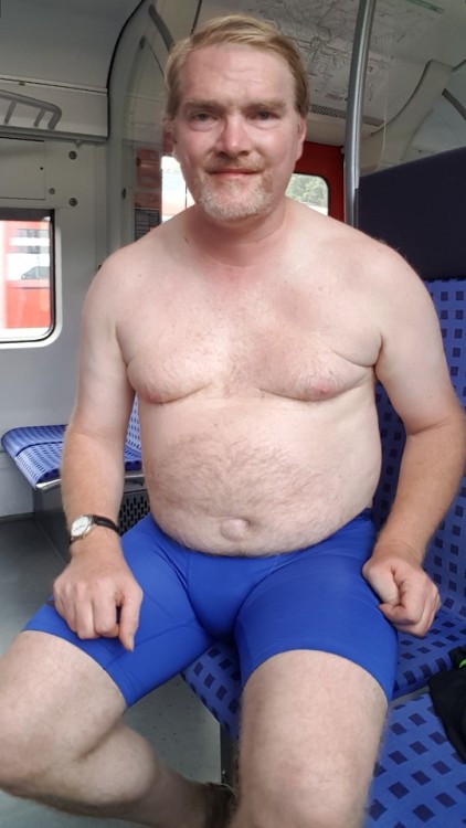 Ich in der S-Bahn nach Frankfurt nur mit blauer Tight und geiler Beule &hellip;