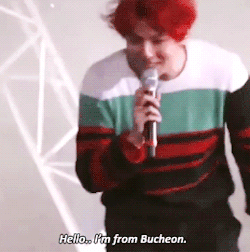 ohhsenshine: baby baek casually falling for an EXO-L during the concert and introducing himself to her. 