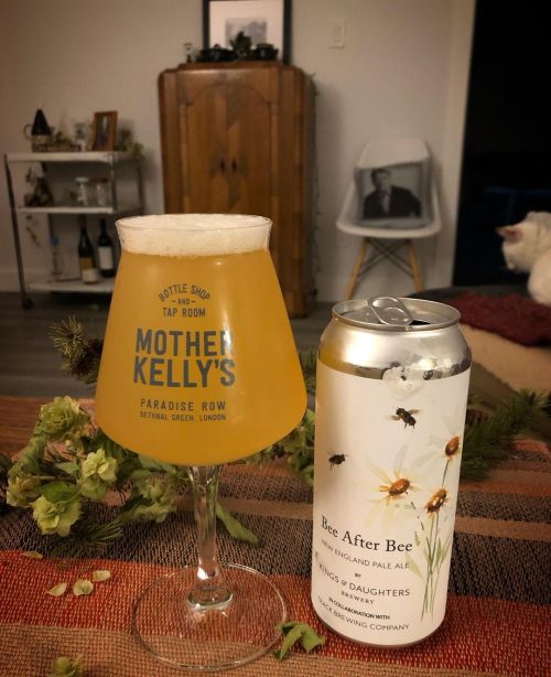 “…Bee after beer will lead you toward the honey tree…”
.
Loving these Kings and Daughters collaborations. Cheers with this New England pale ale with Track Brewing.
.
#anniedillard #beerandbooks #beerandweaving #craftbeer #beergift #beerpics...