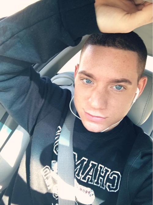 bluethongdotcom:  #selfie 🙃