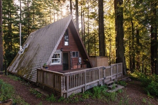 revelation&ndash;blues:  Cozy A-Frame Cabin in the Redwoods