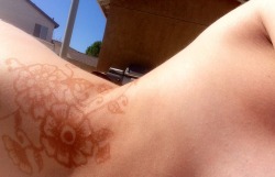 sabisunni:  Tanning and showing off my henna