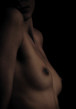 unface-photography:  Light studies of a perfect woman body 