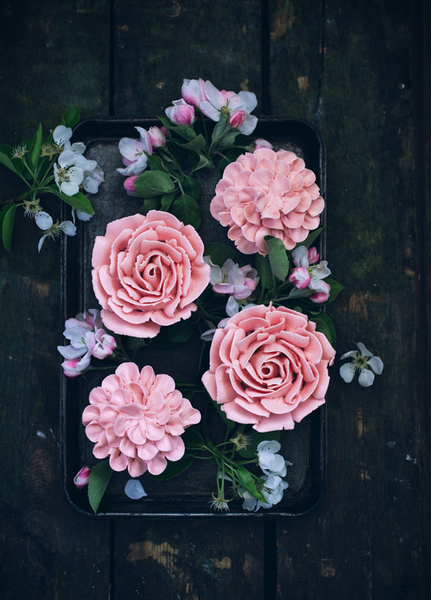 smallyetbeautiful:  How to Pipe A Rose Cupcake by Call Me Cupcake