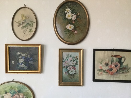 day-and-moonlightdreaming: My wall of flowers.
