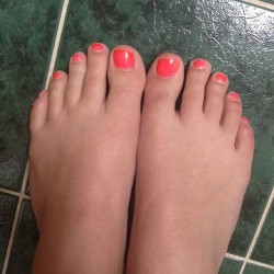 Ifeetfetish:  Regram @Eastwoodfeetz Lovely Orange Toes Of The Pretty @Oksanafmg #Feet