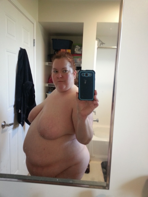 bbwmarywanna:  Dancing and singing before my bath! 😉