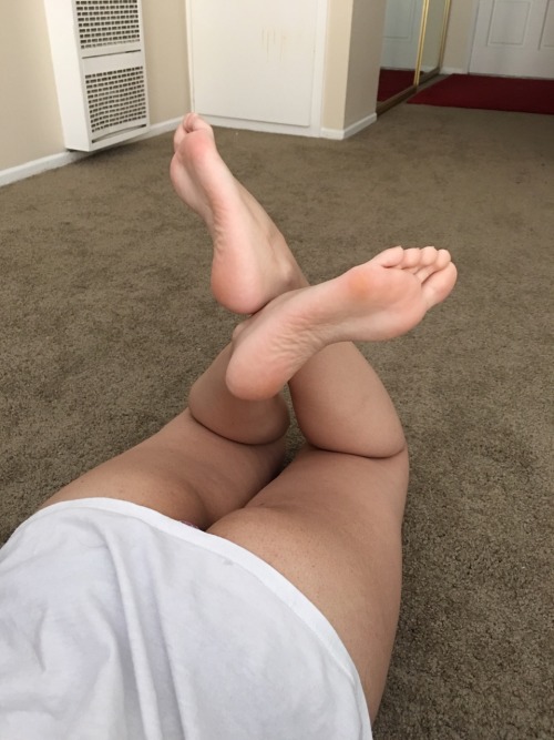 toerings-cutefeet:  Enjoy and reblog  Thanks for the submission 