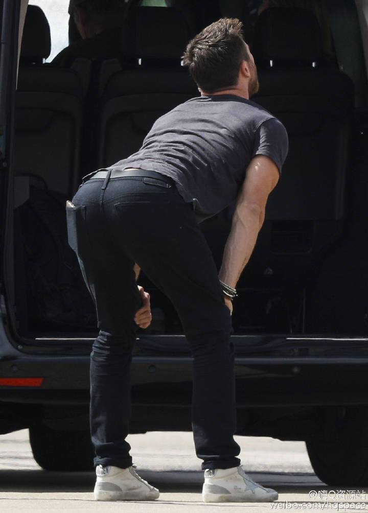 imwithkanye: Chris Hemsworth stretching, a new national pastime. 