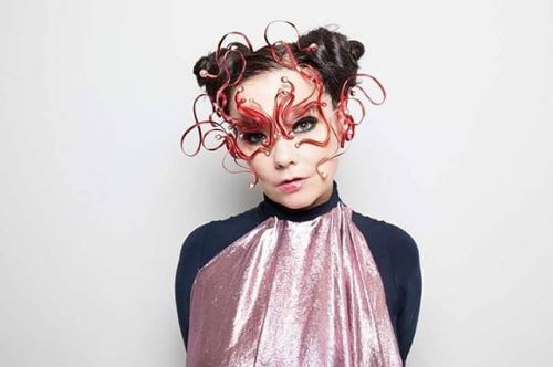 cenestpasuneimage: O maior alienígena deste planeta que você respeita, Björk Guðmundsdóttir, completa 51 anos.  Björk teve a ideia de Isobel quando estava ouvindo Elis Regina. Para os arranjos, ainda convidou o maestro brasileiro Eumir Deodato,
