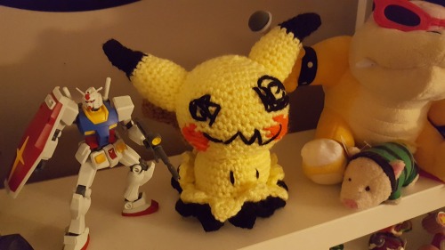 voodoothur:Peep these awesome chrocheted Mimikyu n’ Darumaka @jooblesbeebles made for me & @comi