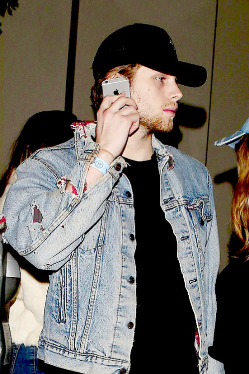 girlstalkfvesos: Luke out in West Hollywood - December 4, 2016