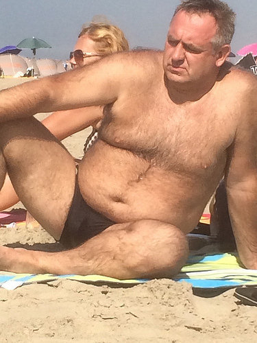 mymilkshakebringallthedaddies:Hot Beach daddy!
