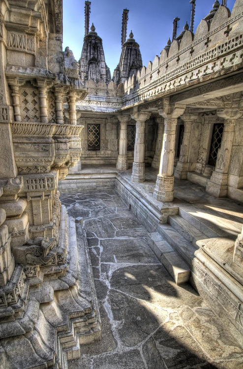 qveer: thephotographerssociety: statues-and-monuments: statues-and-monumentsRanakpur Temple by abmil