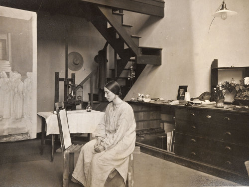 jeudecartes:Winifred Knights (1899-1947) in her studio at the British School at Rome