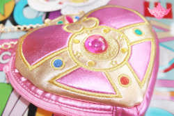 polychrome-rose:    セーラームーン Sailor Moon「セキグチポーチ Sekiguchi Pouch」☆ Cosmic Heart Compact ~ Review: http://kawaiigeeku.blogspot.cl/2016/03/sailormoon-sekiguchi–cosmicheart.html   