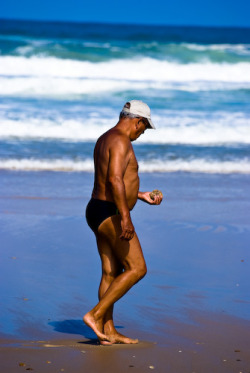 handsomedadhunter:  hot dad in sand