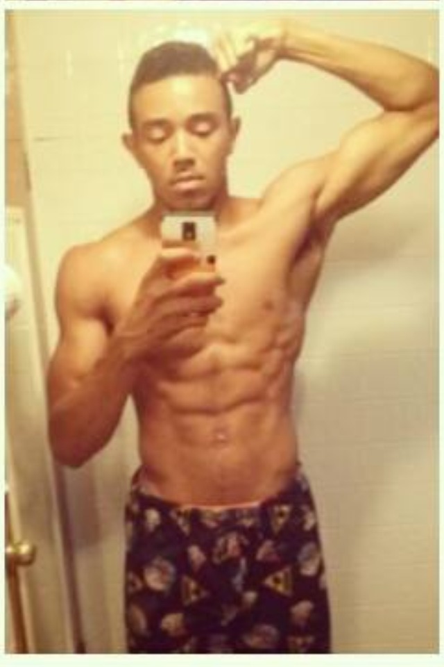 youtastemyaura:  BROLIC LIGHTSKIN DADDY.