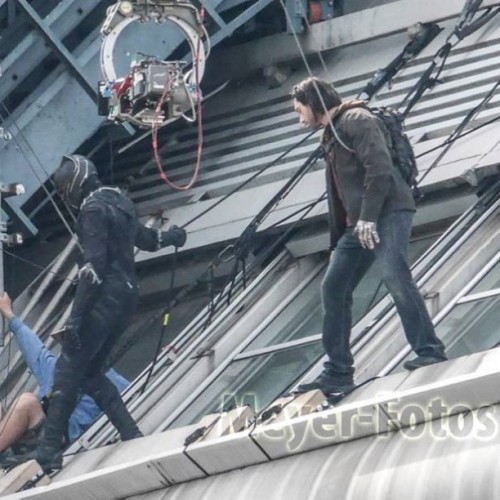 westtoallen:  wearewakanda:  First look at Black Panther on the set of “Captain America: 